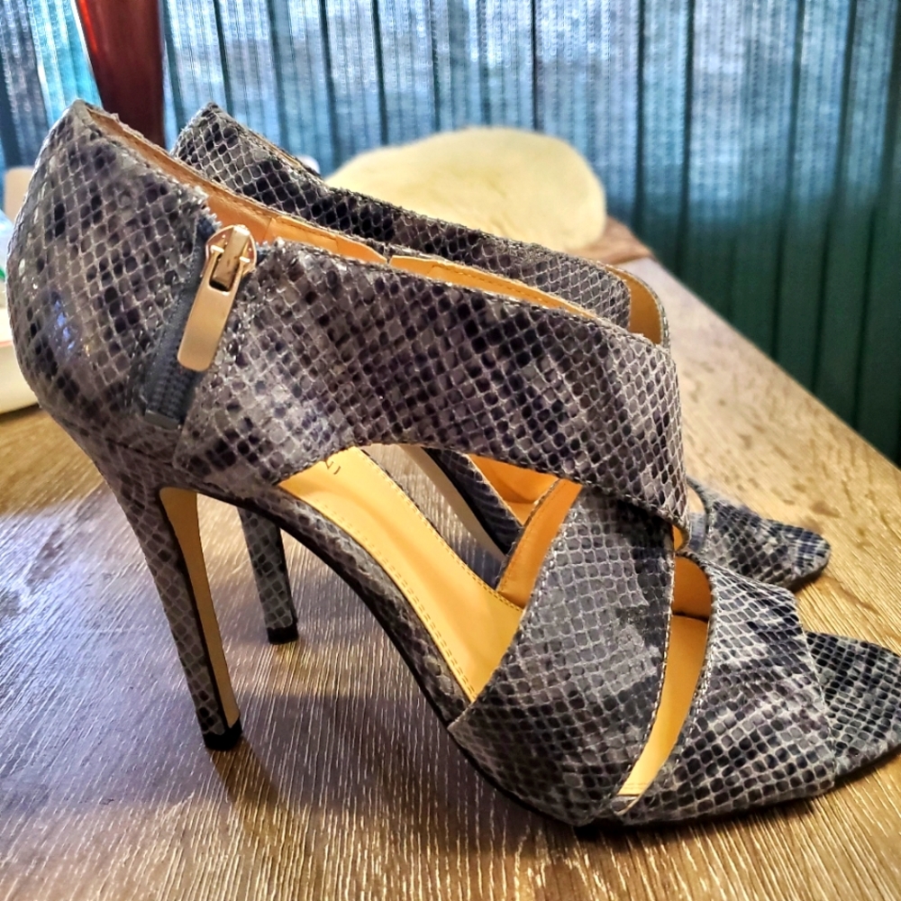 Women high heels shoes